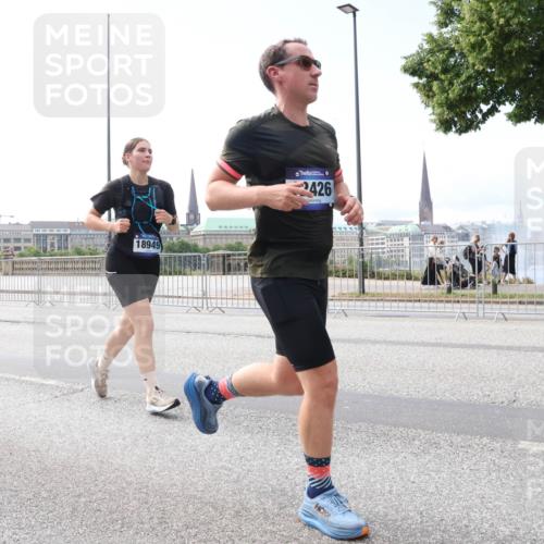 29.06.2025 - hella hamburg halbmarathon Lena Gebhardt http://msf.ph/oto/8259532 29.06.2025 10:10:55 Lombardsbrücke 1166, 1186, 1781, 2868, 4287, 4389, 5254, 5653, 5990, 5991, 7250, 7271, 7370, 7685, 8561, 9169, 9681, 9829, 10196, 11355, 11887, 11904, 11905, 12008, 12426, 12556, 12571, 12629, 12790, 12836, 13588, 13594, 13825, 13901, 14022, 14270, 14679, 15009, 15214, 16166, 16344, 16808, 17142, 17500, 17532, 18949 meine-sportfotos.de