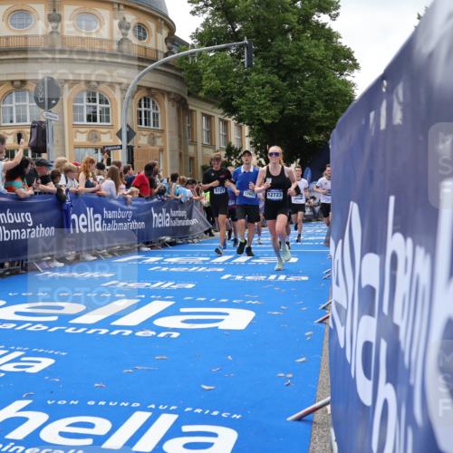 29.06.2025 - hella hamburg halbmarathon Strokosch-Dieckow http://msf.ph/oto/8259537 29.06.2025 10:43:05 Ziel 1675, 4229, 6721, 7026, 7035, 7093, 7451, 8218, 9364, 9833, 10251, 10469, 11177, 12153, 12657, 12723, 12776, 12839, 15255, 15706, 17177, 18304, 19038 meine-sportfotos.de
