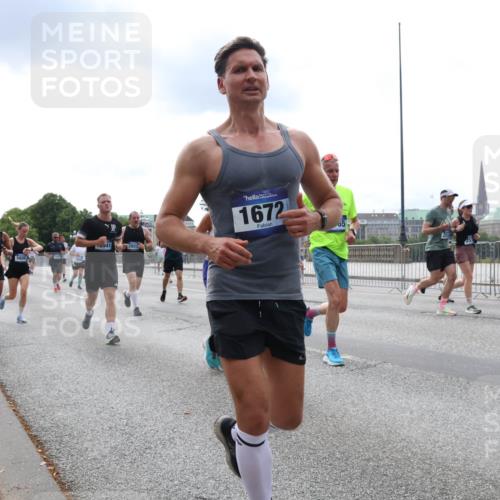 29.06.2025 - hella hamburg halbmarathon Lena Gebhardt http://msf.ph/oto/8259593 29.06.2025 10:34:27 Lombardsbrücke 1025, 1672, 1705, 1787, 2023, 2265, 2412, 2464, 2496, 2510, 2511, 2526, 2801, 2933, 3145, 3420, 3829, 3848, 4540, 4807, 4824, 4826, 5453, 5584, 5609, 6034, 6105, 6171, 6329, 6571, 6574, 6843, 7324, 7329, 7386, 7644, 7733, 8277, 8349, 8705, 8965, 9164, 9379, 9448, 9514, 10335, 10360, 10564, 10674, 11245, 11872, 12164, 13957, 15477, 16238, 16311, 16390, 16682, 16919, 17230, 18158, 18941 meine-sportfotos.de