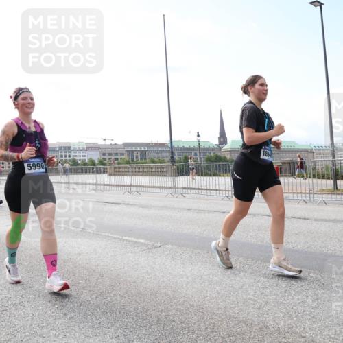 29.06.2025 - hella hamburg halbmarathon Lena Gebhardt http://msf.ph/oto/8259663 29.06.2025 10:10:55 Lombardsbrücke 1166, 1186, 1781, 2868, 4287, 4389, 5254, 5653, 5990, 5991, 7250, 7271, 7370, 7685, 8561, 9169, 9681, 9829, 10196, 11355, 11887, 11904, 11905, 12008, 12426, 12556, 12571, 12629, 12790, 12836, 13588, 13594, 13825, 13901, 14022, 14270, 14679, 15009, 15214, 16166, 16344, 16808, 17142, 17500, 17532, 18949 meine-sportfotos.de