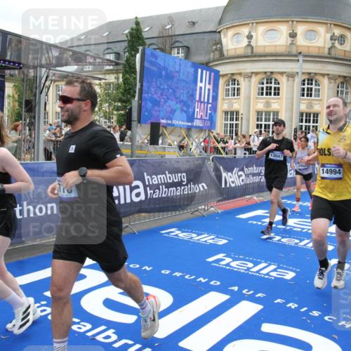 29.06.2025 - hella hamburg halbmarathon Michael Strokosch http://msf.ph/oto/8259676 29.06.2025 10:51:26 Ziel 1817, 2364, 2411, 2636, 2718, 2946, 4814, 5820, 6776, 8989, 9214, 9656, 10667, 11124, 11422, 12016, 13047, 13792, 14865, 14994, 15871, 15950, 16357, 18489 meine-sportfotos.de