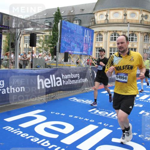 29.06.2025 - hella hamburg halbmarathon Michael Strokosch http://msf.ph/oto/8259714 29.06.2025 10:51:27 Ziel 2364, 2411, 2636, 2718, 2946, 4814, 5820, 6776, 8989, 9214, 9656, 11124, 11422, 13047, 13792, 14865, 14994, 15871, 15950, 16357, 17131, 18489 meine-sportfotos.de