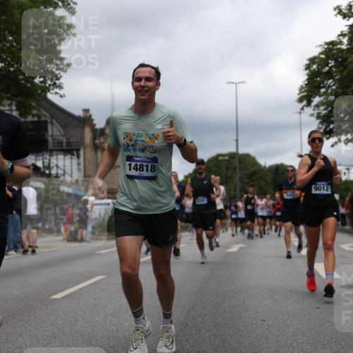 29.06.2025 - hella hamburg halbmarathon Yannick Fuchs http://msf.ph/oto/8259747 29.06.2025 10:48:32 20KM 1327, 1410, 1496, 1815, 2474, 2771, 2884, 3041, 3177, 3791, 3794, 3861, 3945, 4189, 4231, 4938, 6082, 6084, 6356, 6443, 6581, 6587, 6723, 6994, 8223, 8449, 8514, 8698, 8772, 8798, 9012, 9060, 9227, 10191, 10192, 10263, 10266, 11333, 11499, 11747, 12186, 12362, 12489, 13297, 13869, 13988, 14036, 14175, 14592, 14638, 14660, 14818, 14948, 15113, 15156, 15169, 15408, 15524, 15879, 16047, 16092, 16574, 16750, 17740, 17765, 19177 meine-sportfotos.de