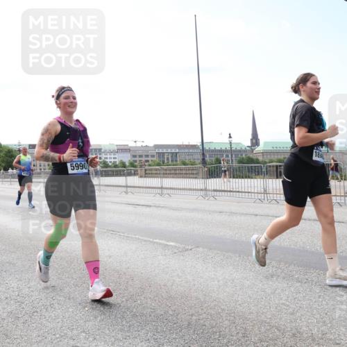 29.06.2025 - hella hamburg halbmarathon Lena Gebhardt http://msf.ph/oto/8259775 29.06.2025 10:10:55 Lombardsbrücke 1166, 1186, 1781, 2868, 4287, 4389, 5254, 5653, 5990, 5991, 7250, 7271, 7370, 7685, 8561, 9169, 9681, 9829, 10196, 11355, 11887, 11904, 11905, 12008, 12426, 12556, 12571, 12629, 12790, 12836, 13588, 13594, 13825, 13901, 14022, 14270, 14679, 15009, 15214, 16166, 16344, 16808, 17142, 17500, 17532, 18949 meine-sportfotos.de