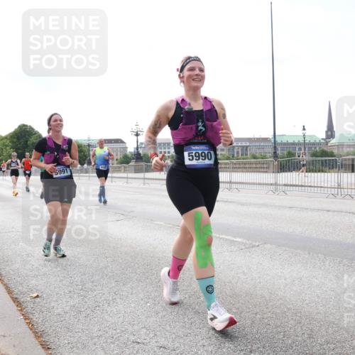 29.06.2025 - hella hamburg halbmarathon Lena Gebhardt http://msf.ph/oto/8259912 29.06.2025 10:10:55 Lombardsbrücke 1166, 1186, 1781, 2868, 4287, 4389, 5254, 5653, 5990, 5991, 7250, 7271, 7370, 7685, 8561, 9169, 9681, 9829, 10196, 11355, 11887, 11904, 11905, 12008, 12426, 12556, 12571, 12629, 12790, 12836, 13588, 13594, 13825, 13901, 14022, 14270, 14679, 15009, 15214, 16166, 16344, 16808, 17142, 17500, 17532, 18949 meine-sportfotos.de