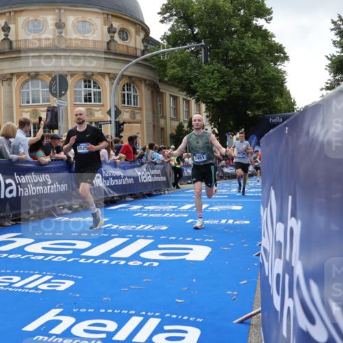 29.06.2025 - hella hamburg halbmarathon Strokosch-Dieckow http://msf.ph/oto/8259925 29.06.2025 10:43:09 Ziel 1675, 4229, 6721, 7026, 7093, 7451, 9833, 10251, 11177, 12153, 12657, 12723, 12776, 12839, 15255, 15706, 16314, 16997, 17177, 18304, 19038 meine-sportfotos.de