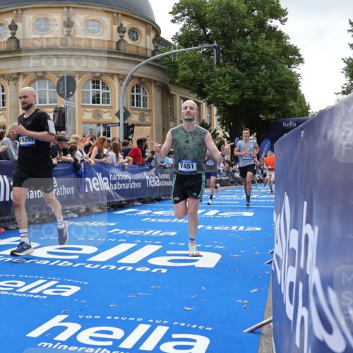 29.06.2025 - hella hamburg halbmarathon Strokosch-Dieckow http://msf.ph/oto/8259979 29.06.2025 10:43:10 Ziel 1675, 4229, 6721, 7026, 7093, 7451, 9833, 10099, 10251, 11177, 12153, 12657, 12723, 12776, 12839, 15255, 15706, 16314, 16997, 17177, 18304, 19038 meine-sportfotos.de