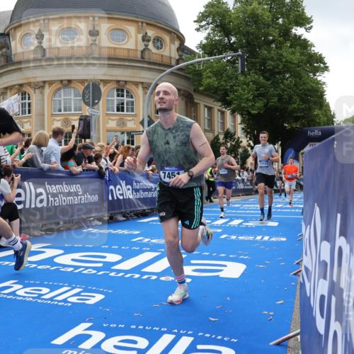 29.06.2025 - hella hamburg halbmarathon Strokosch-Dieckow http://msf.ph/oto/8260006 29.06.2025 10:43:10 Ziel 1675, 4229, 6721, 7026, 7093, 7451, 9833, 10099, 10251, 11177, 12153, 12657, 12723, 12776, 12839, 15255, 15706, 16314, 16997, 17177, 18304, 19038 meine-sportfotos.de