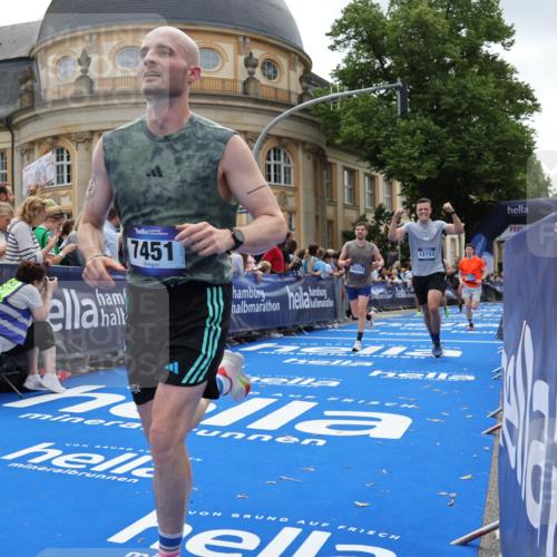 29.06.2025 - hella hamburg halbmarathon Strokosch-Dieckow http://msf.ph/oto/8260047 29.06.2025 10:43:10 Ziel 1675, 4229, 6721, 7026, 7093, 7451, 9833, 10099, 10251, 11177, 12153, 12657, 12723, 12776, 12839, 15255, 15706, 16314, 16997, 17177, 18304, 19038 meine-sportfotos.de
