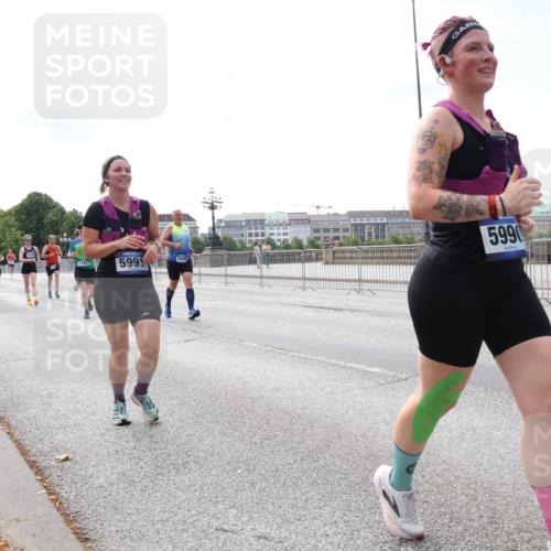 29.06.2025 - hella hamburg halbmarathon Lena Gebhardt http://msf.ph/oto/8260062 29.06.2025 10:10:56 Lombardsbrücke 1166, 1186, 1781, 2868, 4287, 4389, 5254, 5653, 5990, 5991, 7250, 7271, 7370, 7685, 8561, 9169, 9681, 9829, 10196, 11355, 11887, 11904, 11905, 12008, 12426, 12556, 12571, 12629, 12790, 12836, 13588, 13594, 13825, 13901, 14022, 14270, 14679, 15009, 15214, 15252, 16166, 16344, 16808, 17142, 17500, 17532, 18949, 19241 meine-sportfotos.de