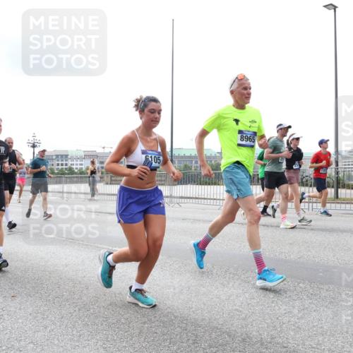 29.06.2025 - hella hamburg halbmarathon Lena Gebhardt http://msf.ph/oto/8260090 29.06.2025 10:34:27 Lombardsbrücke 1025, 1672, 1705, 1787, 2023, 2265, 2412, 2464, 2496, 2510, 2511, 2526, 2801, 2933, 3145, 3420, 3829, 3848, 4540, 4807, 4824, 4826, 5453, 5584, 5609, 6034, 6105, 6171, 6329, 6571, 6574, 6843, 7324, 7329, 7386, 7644, 7733, 8277, 8349, 8705, 8965, 9164, 9379, 9448, 9514, 10335, 10360, 10564, 10674, 11245, 11872, 12164, 13957, 15477, 16238, 16311, 16390, 16682, 16919, 17230, 18158, 18941 meine-sportfotos.de