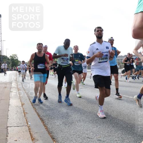 29.06.2025 - hella hamburg halbmarathon Lena Gebhardt http://msf.ph/oto/8260125 29.06.2025 09:57:02 Lombardsbrücke 1327, 1381, 1442, 1460, 1496, 1537, 1657, 1783, 1833, 2013, 2025, 2058, 2074, 2111, 2208, 2340, 2378, 2396, 2595, 2814, 2839, 2869, 2878, 3093, 3310, 3575, 3652, 3791, 4065, 4377, 4404, 4635, 4726, 4770, 4897, 5008, 5013, 5021, 5169, 5194, 5319, 5744, 5839, 6033, 6286, 6377, 6561, 6562, 6631, 6720, 7176, 7177, 7259, 7475, 7918, 8112, 8261, 8313, 8361, 8572, 8587, 8618, 8651, 8661, 8710, 8813, 8863, 8921, 8930, 9060, 9082, 9316, 9497, 9597, 9638 meine-sportfotos.de