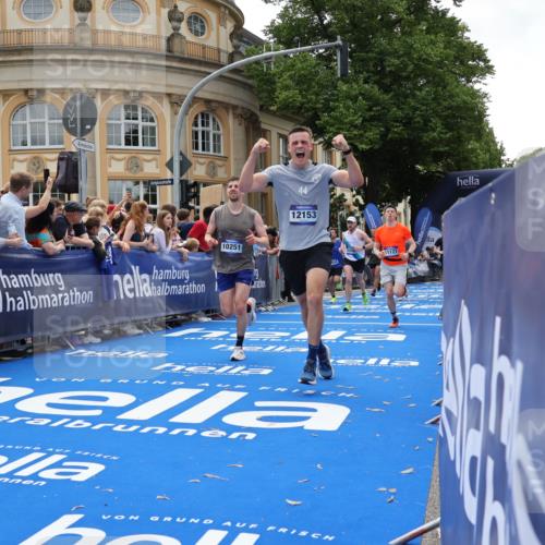 29.06.2025 - hella hamburg halbmarathon Strokosch-Dieckow http://msf.ph/oto/8260149 29.06.2025 10:43:11 Ziel 1675, 3109, 3124, 4229, 6721, 7026, 7093, 7451, 9833, 10099, 10251, 11177, 12153, 12776, 12839, 15255, 15706, 16314, 16997, 17177, 18304 meine-sportfotos.de