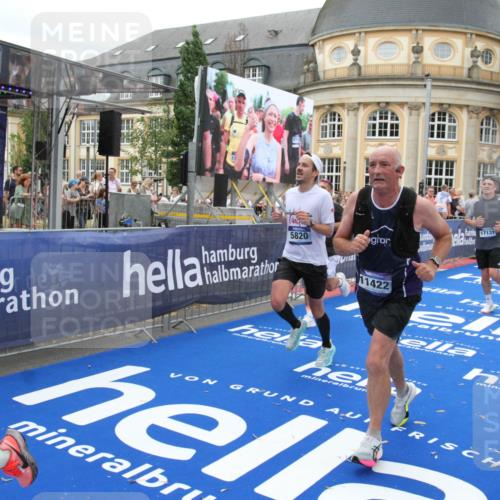29.06.2025 - hella hamburg halbmarathon Michael Strokosch http://msf.ph/oto/8260176 29.06.2025 10:51:31 Ziel 1335, 2411, 2946, 5820, 7943, 9214, 9656, 11422, 13403, 13792, 15871, 15950, 16357, 17131 meine-sportfotos.de