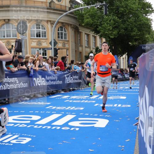 29.06.2025 - hella hamburg halbmarathon Strokosch-Dieckow http://msf.ph/oto/8260270 29.06.2025 10:43:12 Ziel 1675, 3109, 3124, 3146, 4229, 6721, 7026, 7093, 7451, 9833, 10099, 10251, 11177, 12153, 15255, 15706, 16314, 16997, 17177, 18304 meine-sportfotos.de