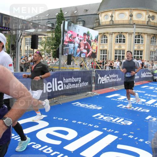 29.06.2025 - hella hamburg halbmarathon Michael Strokosch http://msf.ph/oto/8260276 29.06.2025 10:51:32 Ziel 1335, 2411, 2946, 5820, 7943, 9214, 9656, 10691, 11422, 13403, 13792, 15871, 15950, 16357, 17131 meine-sportfotos.de