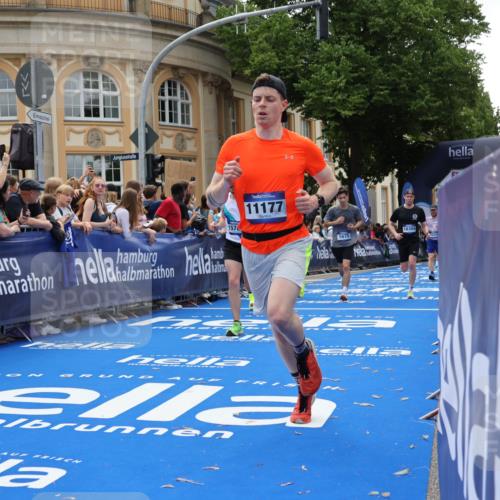 29.06.2025 - hella hamburg halbmarathon Strokosch-Dieckow http://msf.ph/oto/8260294 29.06.2025 10:43:13 Ziel 1675, 3109, 3124, 3146, 7026, 7093, 7451, 10099, 10251, 11177, 12153, 15255, 15706, 15921, 16314, 16997, 18274, 18304 meine-sportfotos.de