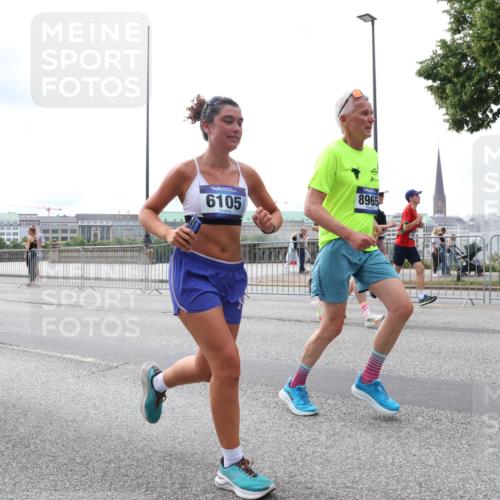 29.06.2025 - hella hamburg halbmarathon Lena Gebhardt http://msf.ph/oto/8260299 29.06.2025 10:34:28 Lombardsbrücke 1025, 1672, 1705, 1787, 2023, 2265, 2412, 2464, 2496, 2510, 2511, 2526, 2801, 2933, 3130, 3145, 3420, 3829, 3848, 4540, 4807, 4824, 4826, 5453, 5584, 5609, 6034, 6105, 6171, 6329, 6571, 6574, 6843, 7324, 7329, 7386, 7644, 7733, 8277, 8349, 8705, 8965, 9122, 9164, 9379, 9448, 9514, 10335, 10360, 10564, 10674, 11245, 11872, 12164, 13957, 15477, 16238, 16311, 16390, 16682, 16919, 17230, 18158, 18941 meine-sportfotos.de