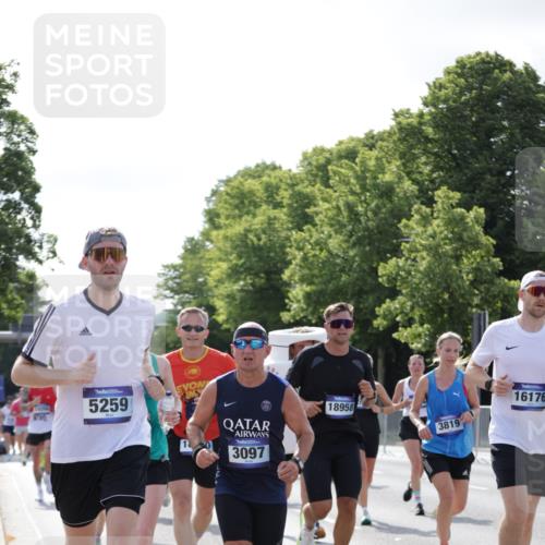 29.06.2025 - hella hamburg halbmarathon Jannik Wohlers http://msf.ph/oto/8260342 29.06.2025 09:58:08 Lombardsbrücke 1285, 1727, 2029, 2518, 2656, 3041, 3097, 3819, 3859, 4120, 4152, 4167, 5259, 5378, 5721, 5894, 6272, 6433, 6592, 6759, 6877, 7716, 8154, 8311, 8393, 8825, 10084, 11214, 11638, 11870, 12362, 12483, 12526, 12632, 12633, 12735, 12761, 13465, 13470, 13536, 14266, 14323, 14365, 14626, 14678, 14805, 14845, 15389, 15523, 15854, 15914, 16176, 16213, 16409, 16653, 16830, 16879, 16924, 17346, 17348, 18551, 18799, 18867, 19244 meine-sportfotos.de