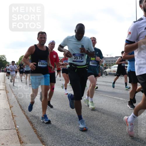 29.06.2025 - hella hamburg halbmarathon Lena Gebhardt http://msf.ph/oto/8260346 29.06.2025 09:57:02 Lombardsbrücke 1327, 1381, 1442, 1460, 1496, 1537, 1657, 1783, 1833, 2013, 2025, 2058, 2074, 2111, 2208, 2340, 2378, 2396, 2595, 2814, 2839, 2869, 2878, 3093, 3310, 3575, 3652, 3791, 4065, 4377, 4404, 4635, 4726, 4770, 4897, 5008, 5013, 5021, 5169, 5194, 5319, 5744, 5839, 6033, 6286, 6377, 6561, 6562, 6631, 6720, 7176, 7177, 7259, 7475, 7918, 8112, 8261, 8313, 8361, 8572, 8587, 8618, 8651, 8661, 8710, 8813, 8863, 8921, 8930, 9060, 9082, 9316, 9497, 9597, 9638 meine-sportfotos.de