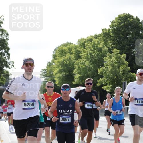29.06.2025 - hella hamburg halbmarathon Jannik Wohlers http://msf.ph/oto/8260386 29.06.2025 09:58:08 Lombardsbrücke 1285, 1727, 2029, 2518, 2656, 3041, 3097, 3819, 3859, 4120, 4152, 4167, 5259, 5378, 5721, 5894, 6272, 6433, 6592, 6759, 6877, 7716, 8154, 8311, 8393, 8825, 10084, 11214, 11638, 11870, 12362, 12483, 12526, 12632, 12633, 12735, 12761, 13465, 13470, 13536, 14266, 14323, 14365, 14626, 14678, 14805, 14845, 15389, 15523, 15854, 15914, 16176, 16213, 16409, 16653, 16830, 16879, 16924, 17346, 17348, 18551, 18799, 18867, 19244 meine-sportfotos.de