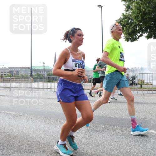29.06.2025 - hella hamburg halbmarathon Lena Gebhardt http://msf.ph/oto/8260420 29.06.2025 10:34:28 Lombardsbrücke 1025, 1672, 1705, 1787, 2023, 2265, 2412, 2464, 2496, 2510, 2511, 2526, 2801, 2933, 3130, 3145, 3420, 3829, 3848, 4540, 4807, 4824, 4826, 5453, 5584, 5609, 6034, 6105, 6171, 6329, 6571, 6574, 6843, 7324, 7329, 7386, 7644, 7733, 8277, 8349, 8705, 8965, 9122, 9164, 9379, 9448, 9514, 10335, 10360, 10564, 10674, 11245, 11872, 12164, 13957, 15477, 16238, 16311, 16390, 16682, 16919, 17230, 18158, 18941 meine-sportfotos.de