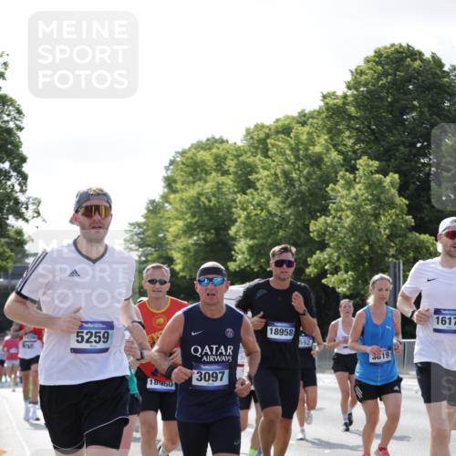 29.06.2025 - hella hamburg halbmarathon Jannik Wohlers http://msf.ph/oto/8260430 29.06.2025 09:58:08 Lombardsbrücke 1285, 1727, 2029, 2518, 2656, 3041, 3097, 3819, 3859, 4120, 4152, 4167, 5259, 5378, 5721, 5894, 6272, 6433, 6592, 6759, 6877, 7716, 8154, 8311, 8393, 8825, 10084, 11214, 11638, 11870, 12362, 12483, 12526, 12632, 12633, 12735, 12761, 13465, 13470, 13536, 14266, 14323, 14365, 14626, 14678, 14805, 14845, 15389, 15523, 15854, 15914, 16176, 16213, 16409, 16653, 16830, 16879, 16924, 17346, 17348, 18551, 18799, 18867, 19244 meine-sportfotos.de