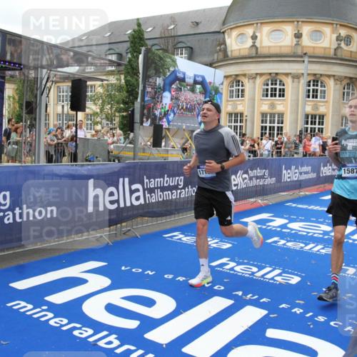29.06.2025 - hella hamburg halbmarathon Michael Strokosch http://msf.ph/oto/8260445 29.06.2025 10:51:33 Ziel 1335, 2946, 5820, 7943, 9656, 10691, 11422, 13403, 13792, 15871, 15950, 17131 meine-sportfotos.de
