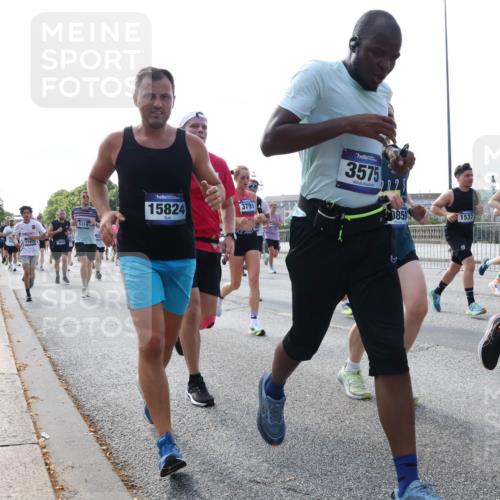 29.06.2025 - hella hamburg halbmarathon Lena Gebhardt http://msf.ph/oto/8260481 29.06.2025 09:57:03 Lombardsbrücke 1327, 1381, 1442, 1460, 1496, 1537, 1657, 1783, 1833, 2013, 2025, 2058, 2074, 2111, 2119, 2208, 2340, 2378, 2396, 2595, 2814, 2839, 2869, 2878, 3093, 3310, 3575, 3652, 3791, 4065, 4377, 4404, 4635, 4726, 4770, 4897, 5008, 5013, 5021, 5169, 5194, 5319, 5744, 5839, 6033, 6286, 6377, 6561, 6562, 6631, 6720, 6762, 7176, 7177, 7259, 7475, 7918, 8112, 8261, 8313, 8361, 8572, 8587, 8618, 8651, 8661, 8710, 8813, 8863, 8921, 8930, 9060, 9082, 9316, 9497, 9597, 9638 meine-sportfotos.de