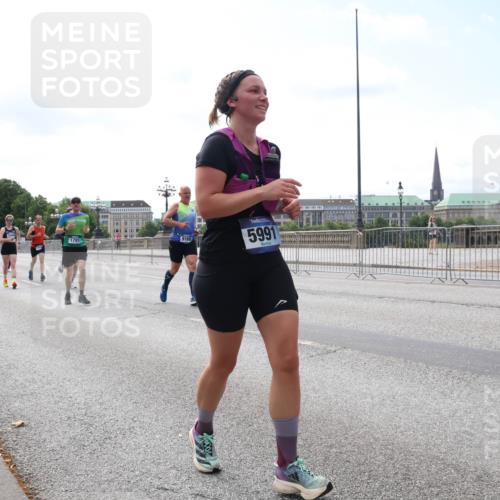 29.06.2025 - hella hamburg halbmarathon Lena Gebhardt http://msf.ph/oto/8260519 29.06.2025 10:10:56 Lombardsbrücke 1166, 1186, 1781, 2868, 4287, 4389, 5254, 5653, 5990, 5991, 7250, 7271, 7370, 7685, 8561, 9169, 9681, 9829, 10196, 11355, 11887, 11904, 11905, 12008, 12426, 12556, 12571, 12629, 12790, 12836, 13588, 13594, 13825, 13901, 14022, 14270, 14679, 15009, 15214, 15252, 16166, 16344, 16808, 17142, 17500, 17532, 18949, 19241 meine-sportfotos.de