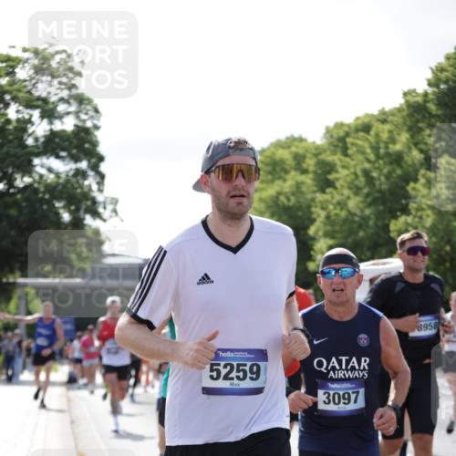 29.06.2025 - hella hamburg halbmarathon Jannik Wohlers http://msf.ph/oto/8260571 29.06.2025 09:58:08 Lombardsbrücke 1285, 1727, 2029, 2518, 2656, 3041, 3097, 3819, 3859, 4120, 4152, 4167, 5259, 5378, 5721, 5894, 6272, 6433, 6592, 6759, 6877, 7716, 8154, 8311, 8393, 8825, 10084, 11214, 11638, 11870, 12362, 12483, 12526, 12632, 12633, 12735, 12761, 13465, 13470, 13536, 14266, 14323, 14365, 14626, 14678, 14805, 14845, 15389, 15523, 15854, 15914, 16176, 16213, 16409, 16653, 16830, 16879, 16924, 17346, 17348, 18551, 18799, 18867, 19244 meine-sportfotos.de