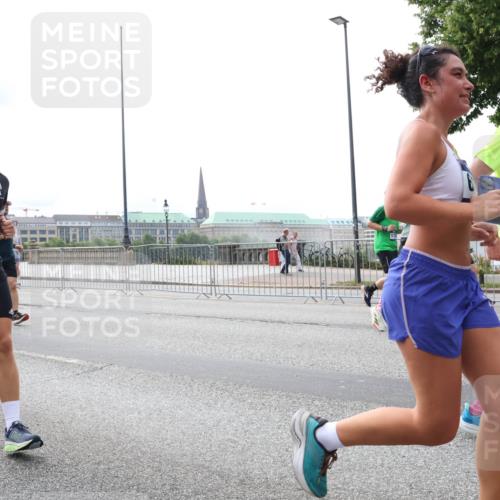 29.06.2025 - hella hamburg halbmarathon Lena Gebhardt http://msf.ph/oto/8260637 29.06.2025 10:34:28 Lombardsbrücke 1025, 1672, 1705, 1787, 2023, 2265, 2412, 2464, 2496, 2510, 2511, 2526, 2801, 2933, 3130, 3145, 3420, 3829, 3848, 4540, 4807, 4824, 4826, 5453, 5584, 5609, 6034, 6105, 6171, 6329, 6571, 6574, 6843, 7324, 7329, 7386, 7644, 7733, 8277, 8349, 8705, 8965, 9122, 9164, 9379, 9448, 9514, 10335, 10360, 10564, 10674, 11245, 11872, 12164, 13957, 15477, 16238, 16311, 16390, 16682, 16919, 17230, 18158, 18941 meine-sportfotos.de