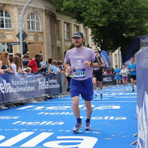 29.06.2025 - hella hamburg halbmarathon Strokosch-Dieckow http://msf.ph/oto/8260640 29.06.2025 10:43:17 Ziel 1675, 2653, 3109, 3124, 3146, 7026, 7093, 10099, 10237, 13348, 15706, 15921, 16314, 16720, 16997, 17391, 18274, 18304, 18987, 19009, 19051 meine-sportfotos.de