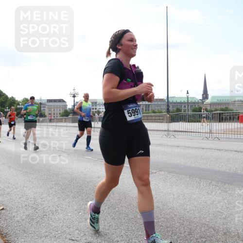 29.06.2025 - hella hamburg halbmarathon Lena Gebhardt http://msf.ph/oto/8260667 29.06.2025 10:10:57 Lombardsbrücke 1166, 1186, 1781, 2868, 4287, 4389, 5254, 5653, 5990, 5991, 7250, 7271, 7370, 7685, 8561, 9169, 9681, 9829, 10196, 11355, 11887, 11904, 11905, 12008, 12426, 12556, 12571, 12629, 12790, 12836, 13588, 13594, 13825, 13901, 14022, 14270, 14679, 15009, 15214, 15252, 16166, 16344, 16808, 17142, 17500, 17532, 18949, 19241 meine-sportfotos.de
