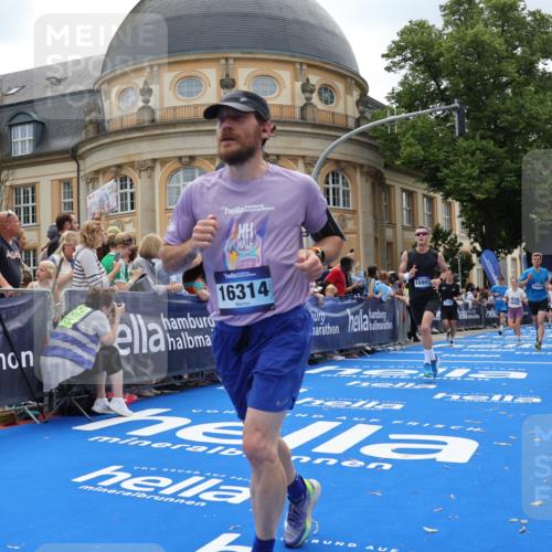 29.06.2025 - hella hamburg halbmarathon Strokosch-Dieckow http://msf.ph/oto/8260789 29.06.2025 10:43:18 Ziel 1675, 2653, 3109, 3124, 3146, 5506, 7093, 8664, 10099, 10237, 13348, 15706, 15921, 16314, 16720, 16997, 17391, 18274, 18304, 18942, 18987, 19009, 19051 meine-sportfotos.de