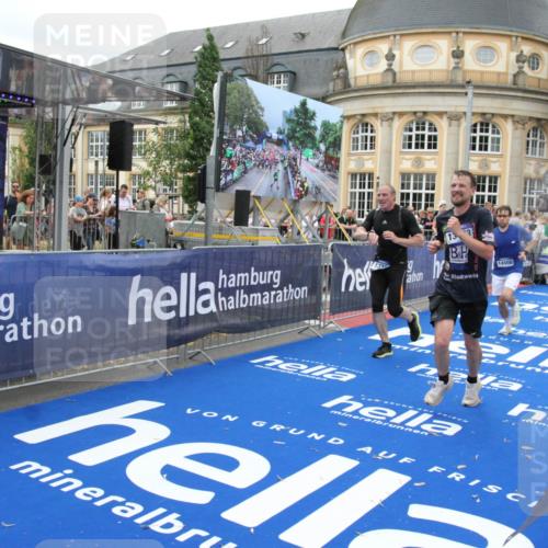 29.06.2025 - hella hamburg halbmarathon Michael Strokosch http://msf.ph/oto/8260790 29.06.2025 10:51:35 Ziel 1335, 5008, 7943, 10691, 13403, 13792, 15871, 17131, 19007 meine-sportfotos.de