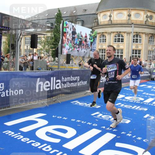 29.06.2025 - hella hamburg halbmarathon Michael Strokosch http://msf.ph/oto/8260856 29.06.2025 10:51:36 Ziel 1335, 5008, 7943, 10691, 13327, 13403, 17131, 19007 meine-sportfotos.de