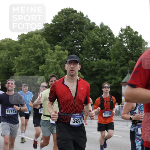 29.06.2025 - hella hamburg halbmarathon Jannik Wohlers http://msf.ph/oto/8260857 29.06.2025 10:32:44 Lombardsbrücke 1324, 1764, 2038, 2054, 2085, 2838, 2959, 3391, 3708, 3871, 4030, 4096, 4555, 4650, 5110, 5180, 5581, 5917, 6773, 7982, 8595, 9143, 9289, 9471, 9768, 11229, 11260, 11713, 11826, 12039, 12423, 12424, 12812, 12813, 12907, 13339, 13789, 14085, 14305, 14347, 14743, 15091, 15815, 15885, 15951, 15957, 15964, 16246, 16270, 16391, 16702, 17135, 17157, 17317, 17417, 17664, 18191, 18409, 18742, 18743, 18951, 19213 meine-sportfotos.de