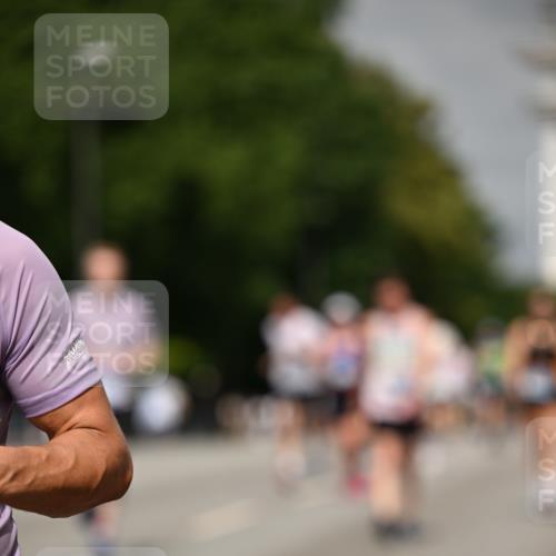 29.06.2025 - hella hamburg halbmarathon Dr. Thomas Lammeyer http://msf.ph/oto/8260949 29.06.2025 10:14:40 Kennedybrücke 1052, 1186, 1548, 1781, 2868, 5182, 5653, 5806, 8561, 8685, 9150, 9829 meine-sportfotos.de