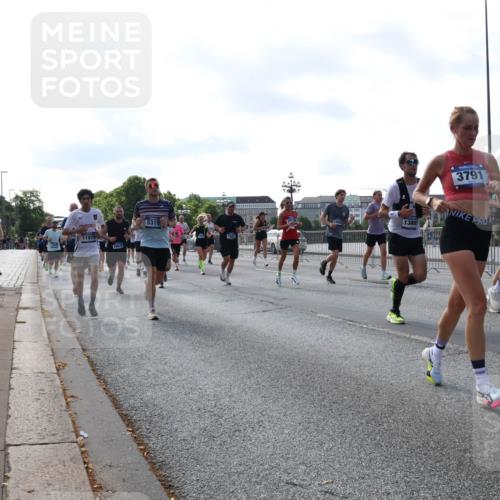 29.06.2025 - hella hamburg halbmarathon Lena Gebhardt http://msf.ph/oto/8260977 29.06.2025 09:57:04 Lombardsbrücke 1030, 1327, 1381, 1442, 1460, 1496, 1537, 1657, 1783, 1833, 2013, 2025, 2058, 2074, 2111, 2119, 2208, 2340, 2378, 2396, 2595, 2814, 2839, 2869, 2878, 3093, 3310, 3575, 3652, 3791, 4377, 4404, 4635, 4726, 4770, 4897, 5008, 5013, 5021, 5169, 5194, 5319, 5744, 5839, 6033, 6286, 6377, 6561, 6562, 6631, 6720, 6762, 7176, 7177, 7259, 7475, 7918, 8112, 8261, 8313, 8361, 8572, 8587, 8618, 8651, 8661, 8710, 8813, 8863, 8921, 8930, 9060, 9082, 9316, 9497, 9597, 9638, 10191 meine-sportfotos.de