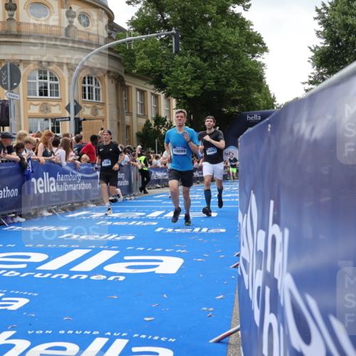 29.06.2025 - hella hamburg halbmarathon Strokosch-Dieckow http://msf.ph/oto/8260981 29.06.2025 10:43:19 Ziel 1675, 2653, 3109, 3124, 3146, 3928, 5506, 8664, 10099, 10237, 13348, 15921, 16314, 16720, 16997, 17391, 18274, 18304, 18942, 18987, 19009, 19051 meine-sportfotos.de