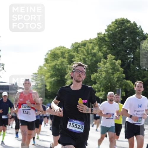 29.06.2025 - hella hamburg halbmarathon Jannik Wohlers http://msf.ph/oto/8261035 29.06.2025 09:58:12 Lombardsbrücke 1285, 1727, 1946, 1951, 2029, 2518, 2656, 2840, 2883, 2907, 3041, 3097, 3819, 3859, 4120, 4152, 4167, 5077, 5084, 5259, 5378, 5894, 6433, 6592, 6759, 6877, 7082, 7716, 8393, 8825, 10724, 11214, 11638, 11870, 12362, 12483, 12526, 12632, 12633, 12735, 12761, 13465, 13470, 13536, 13694, 13706, 13880, 14266, 14368, 14626, 14805, 14845, 15275, 15389, 15506, 15523, 15727, 15854, 15914, 16108, 16176, 16470, 16830, 17346, 17348, 19244 meine-sportfotos.de