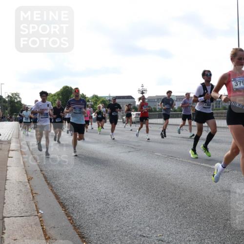 29.06.2025 - hella hamburg halbmarathon Lena Gebhardt http://msf.ph/oto/8261036 29.06.2025 09:57:04 Lombardsbrücke 1030, 1327, 1381, 1442, 1460, 1496, 1537, 1657, 1783, 1833, 2013, 2025, 2058, 2074, 2111, 2119, 2208, 2340, 2378, 2396, 2595, 2814, 2839, 2869, 2878, 3093, 3310, 3575, 3652, 3791, 4377, 4404, 4635, 4726, 4770, 4897, 5008, 5013, 5021, 5169, 5194, 5319, 5744, 5839, 6033, 6286, 6377, 6561, 6562, 6631, 6720, 6762, 7176, 7177, 7259, 7475, 7918, 8112, 8261, 8313, 8361, 8572, 8587, 8618, 8651, 8661, 8710, 8813, 8863, 8921, 8930, 9060, 9082, 9316, 9497, 9597, 9638, 10191 meine-sportfotos.de
