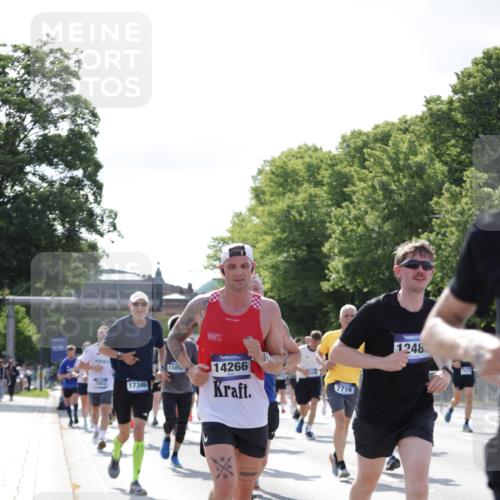 29.06.2025 - hella hamburg halbmarathon Jannik Wohlers http://msf.ph/oto/8261071 29.06.2025 09:58:12 Lombardsbrücke 1285, 1727, 1946, 1951, 2029, 2518, 2656, 2840, 2883, 2907, 3041, 3097, 3819, 3859, 4120, 4152, 4167, 5077, 5084, 5259, 5378, 5894, 6433, 6592, 6759, 6877, 7082, 7716, 8393, 8825, 10724, 11214, 11638, 11870, 12362, 12483, 12526, 12632, 12633, 12735, 12761, 13465, 13470, 13536, 13694, 13706, 13880, 14266, 14368, 14626, 14805, 14845, 15275, 15389, 15506, 15523, 15727, 15854, 15914, 16108, 16176, 16470, 16830, 17346, 17348, 19244 meine-sportfotos.de