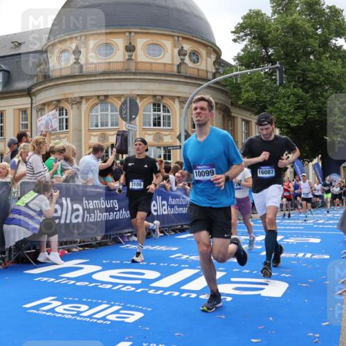29.06.2025 - hella hamburg halbmarathon Strokosch-Dieckow http://msf.ph/oto/8261072 29.06.2025 10:43:20 Ziel 2653, 3109, 3124, 3146, 3928, 5506, 8664, 10099, 10237, 13348, 15921, 16314, 16720, 16997, 17391, 18274, 18942, 18987, 19009, 19051 meine-sportfotos.de