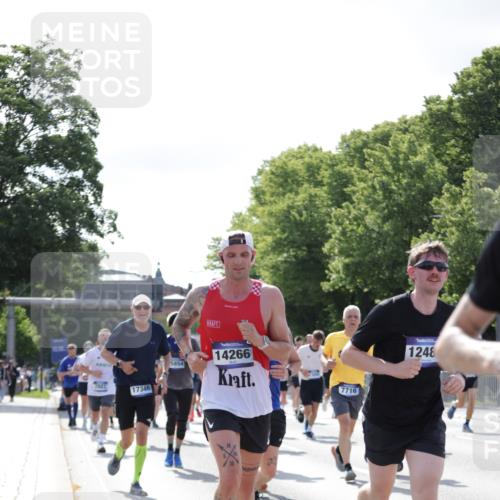 29.06.2025 - hella hamburg halbmarathon Jannik Wohlers http://msf.ph/oto/8261085 29.06.2025 09:58:12 Lombardsbrücke 1285, 1727, 1946, 1951, 2029, 2518, 2656, 2840, 2883, 2907, 3041, 3097, 3819, 3859, 4120, 4152, 4167, 5077, 5084, 5259, 5378, 5894, 6433, 6592, 6759, 6877, 7082, 7716, 8393, 8825, 10724, 11214, 11638, 11870, 12362, 12483, 12526, 12632, 12633, 12735, 12761, 13465, 13470, 13536, 13694, 13706, 13880, 14266, 14368, 14626, 14805, 14845, 15275, 15389, 15506, 15523, 15727, 15854, 15914, 16108, 16176, 16470, 16830, 17346, 17348, 19244 meine-sportfotos.de