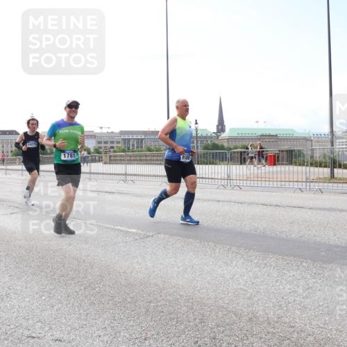 29.06.2025 - hella hamburg halbmarathon Lena Gebhardt http://msf.ph/oto/8261126 29.06.2025 10:10:58 Lombardsbrücke 1166, 1186, 1781, 2868, 4287, 4389, 5254, 5653, 5990, 5991, 7250, 7271, 7370, 8171, 8561, 9169, 9681, 9829, 10196, 11149, 11355, 11887, 11904, 11905, 12008, 12426, 12556, 12571, 12629, 12790, 12836, 13588, 13594, 13825, 13901, 14022, 14270, 14679, 15009, 15214, 15252, 15908, 16344, 16808, 17142, 17500, 17532, 18949, 19241 meine-sportfotos.de