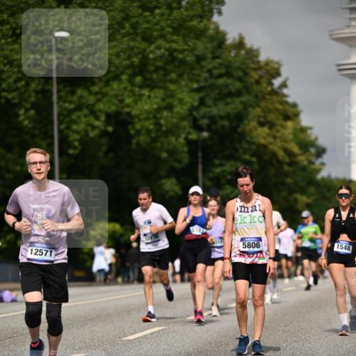 29.06.2025 - hella hamburg halbmarathon Dr. Thomas Lammeyer http://msf.ph/oto/8261214 29.06.2025 10:14:41 Kennedybrücke 1052, 1186, 1548, 1781, 2868, 5182, 5653, 5806, 8561, 8685, 9150, 9829, 11149 meine-sportfotos.de