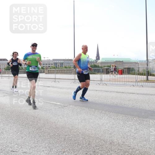 29.06.2025 - hella hamburg halbmarathon Lena Gebhardt http://msf.ph/oto/8261223 29.06.2025 10:10:58 Lombardsbrücke 1166, 1186, 1781, 2868, 4287, 4389, 5254, 5653, 5990, 5991, 7250, 7271, 7370, 8171, 8561, 9169, 9681, 9829, 10196, 11149, 11355, 11887, 11904, 11905, 12008, 12426, 12556, 12571, 12629, 12790, 12836, 13588, 13594, 13825, 13901, 14022, 14270, 14679, 15009, 15214, 15252, 15908, 16344, 16808, 17142, 17500, 17532, 18949, 19241 meine-sportfotos.de