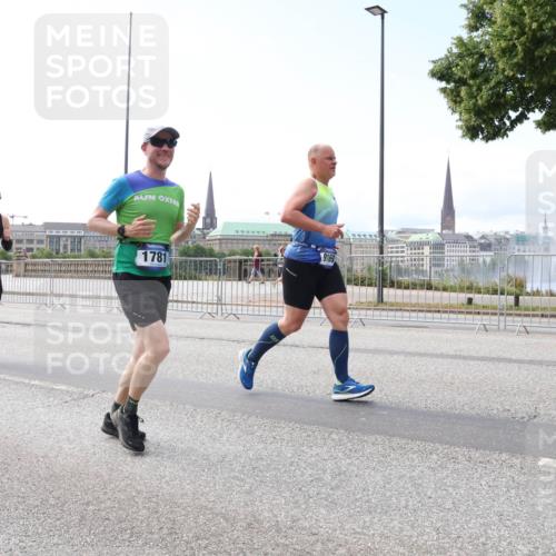 29.06.2025 - hella hamburg halbmarathon Lena Gebhardt http://msf.ph/oto/8261333 29.06.2025 10:10:59 Lombardsbrücke 1166, 1186, 1723, 1781, 2868, 4287, 4389, 5254, 5653, 5990, 5991, 7250, 7271, 7370, 8171, 8206, 8207, 8561, 9169, 9681, 9829, 10196, 11149, 11355, 11887, 11904, 11905, 12426, 12556, 12571, 12629, 12790, 12836, 13588, 13594, 13825, 13901, 14022, 14270, 15009, 15214, 15252, 15908, 16344, 16808, 17142, 17500, 17532, 18949, 19241 meine-sportfotos.de